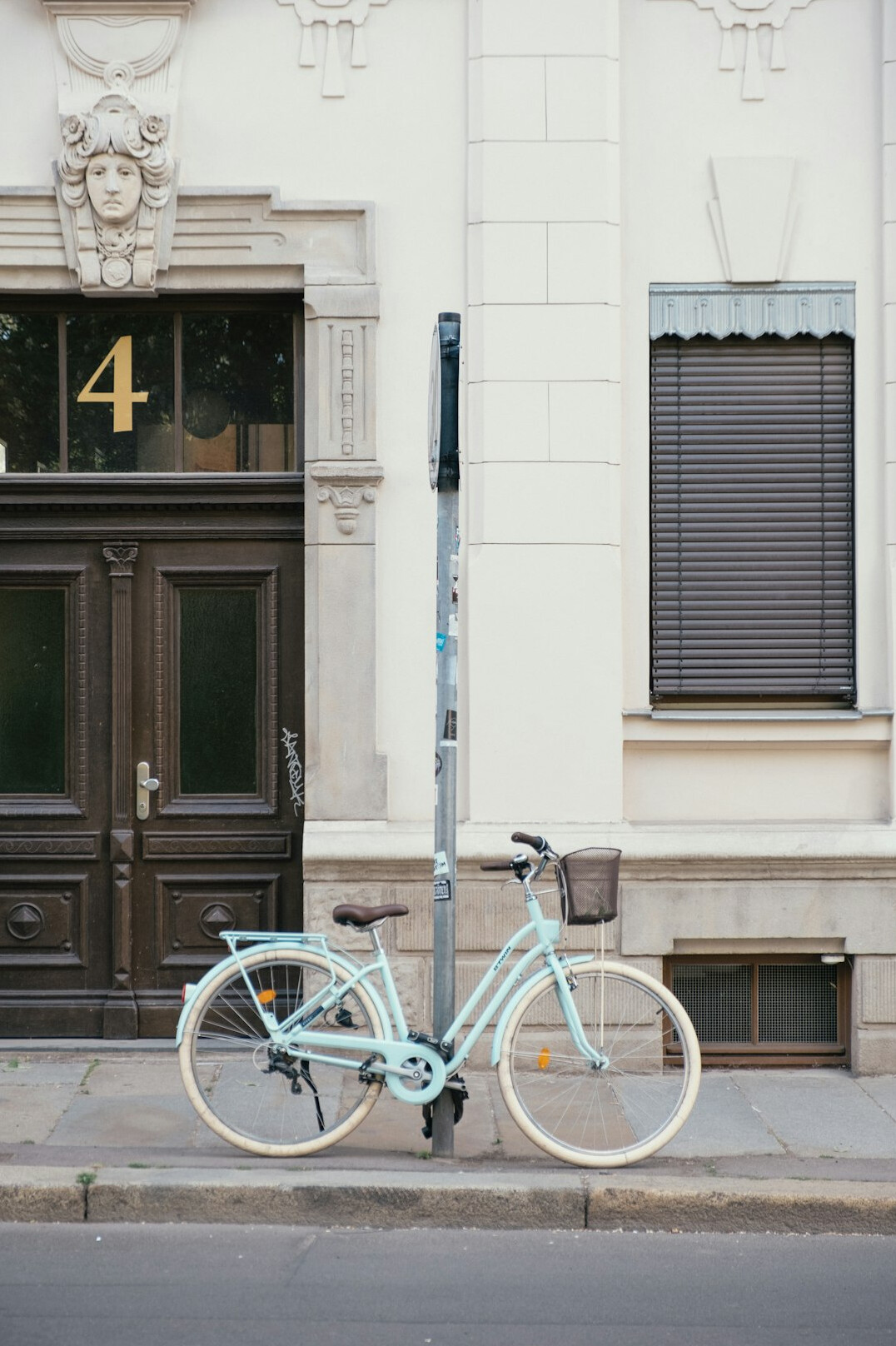 Bicycle leaning against a wall in a city